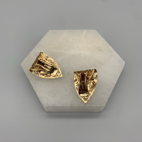 Vintage Gold Tone Clip-on Earring. Good Condition. - Picture 3 of 3